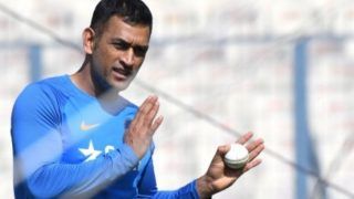 'महेंद्र सिंह धोनी भारतीय क्रिकेट को अभी बहुत कुछ दे सकते हैं, उनपर दबाव मत बनाओ'